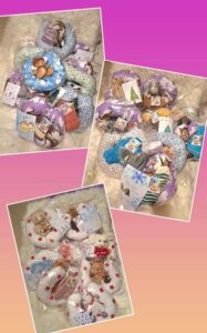 Malé dárky a medvídci v dětských balíčcích, vánoční a zimní motivy.