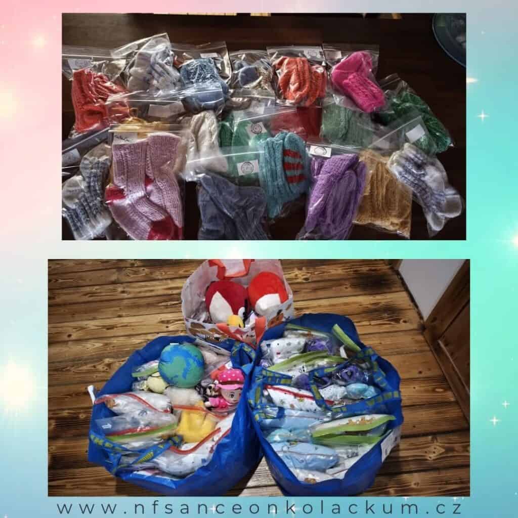 Barevné dětské ponožky a hračky v sáčcích, rozdělené do dárkových tašek, podpora sociálních projektů.
