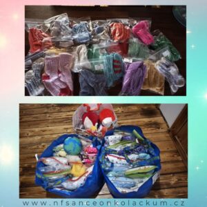 Barevné dětské ponožky a hračky v sáčcích, rozdělené do dárkových tašek, podpora sociálních projektů.