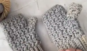 Ruční pletené zimní rukavice z měkké vlny, ideální na chladné dny.