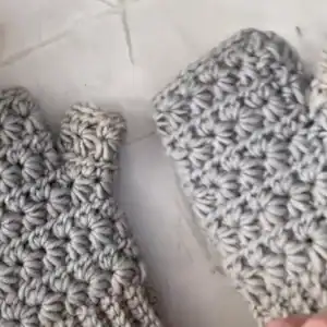 Ruční pletené zimní rukavice z měkké vlny, ideální na chladné dny.