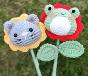 Hračky z háčkovaných květin s medvídky, kočičkou a žabkou, ideální pro dětskou výbavu a dekoraci.