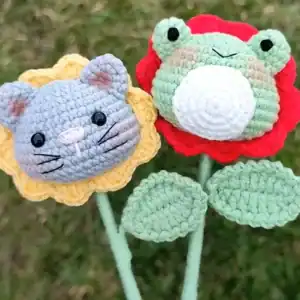 Hračky z háčkovaných květin s medvídky, kočičkou a žabkou, ideální pro dětskou výbavu a dekoraci.