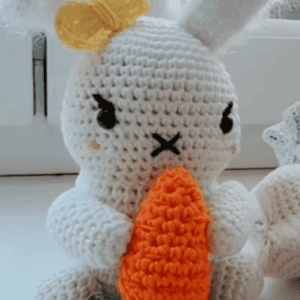 Háčkovaný velikonoční zajíček s mrkví