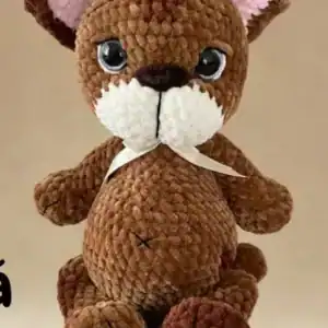 Roztomilý plyšový medvídek s velkými očima a mašlí na krku.