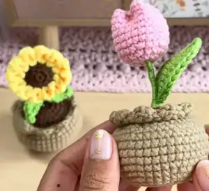 Vysoce kvalitní háčkovaná květina v květináči, ideální dekorace nebo dárek.