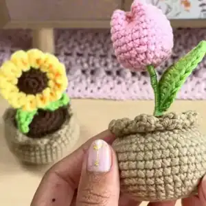 Vysoce kvalitní háčkovaná květina v květináči, ideální dekorace nebo dárek.