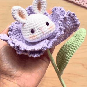 Háčkovaný Tulipán s překvapením – vykukující králíček