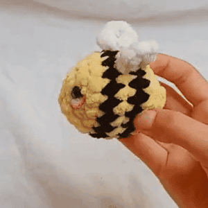 Háčkovaná včelka pro radost – rychlonávod