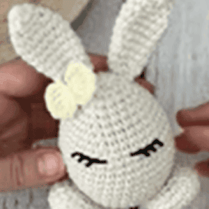 Háčkované velikonoční vajíčko – Zajíček