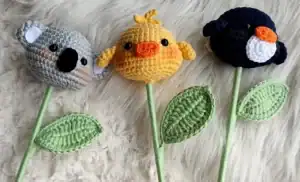 Háčkované zvířecí květiny s tvary medvěda, kuřete a ptáčka na dlouhých stoncích. Ideální dekorace nebo hračky pro děti.