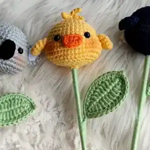 Háčkované zvířecí květiny s tvary medvěda, kuřete a ptáčka na dlouhých stoncích. Ideální dekorace nebo hračky pro děti.