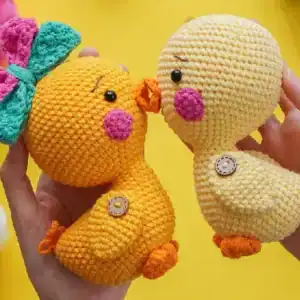 Háčkovaná kačenka s mašlí